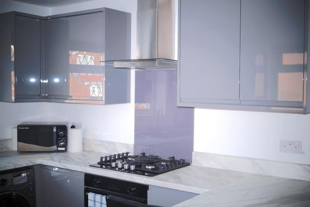 Luxurious Detached Bungalow แบทลีย์ ภายนอก รูปภาพ
